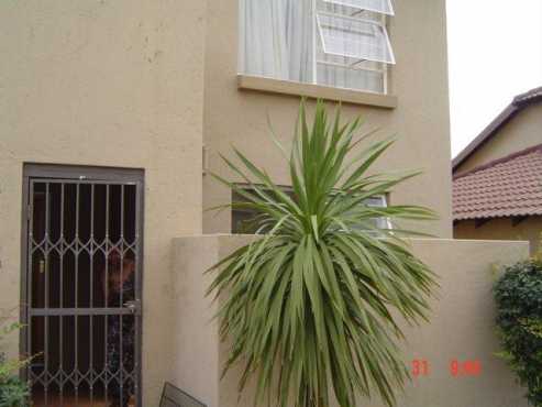 Very neat 2 bedroom townhouse in Heuwelsig Estate to let