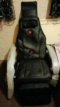 Vibrating massage chair