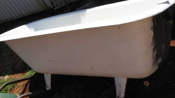 VICTORIAN CAST IRON BATH TUB