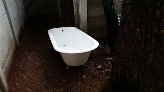 Victorian claw foot bath R 2 500 onco