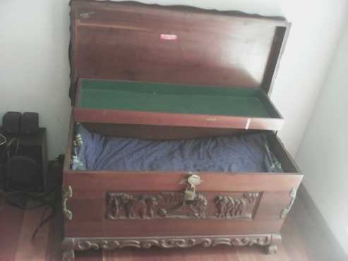 Vintage ball amp claw trousseau kist  chest.