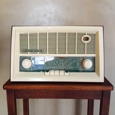 Vintage Phillips Radio, frame still good, not working, great for display or restoration