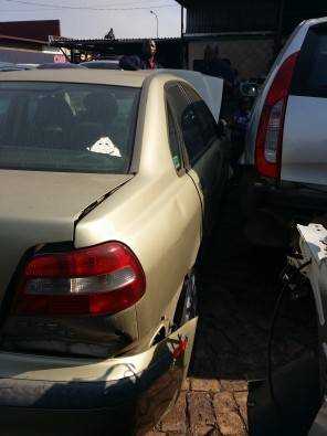 Volvo S40 now stripping for spares