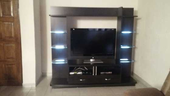 WALL UNIT VERY MODERN AND STYLISH WITH LIGHTS LIKE NEW