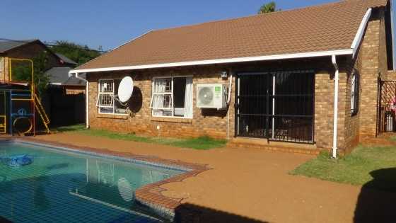 Warm 4 Bedroom House in Doornpoort R1 199 000