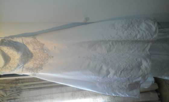 WEDDING DRESS SIZE 14 FOR SALE, R6000