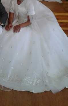 Wedding gown with assesories