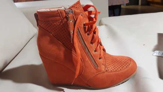 Wedge sneaker