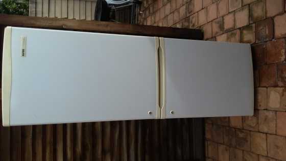 whirlpool fridge freezer 320 white