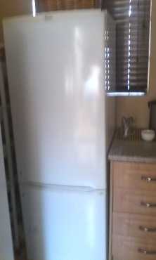 Whirlpool refrigerator with freezer in excellent condition