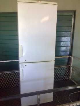 White 305 liter Fridge Master double door fridge freezer in good condition - I CAN DELIVER.