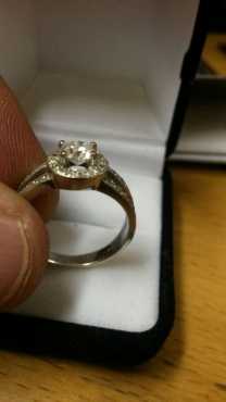 White 9ct gold ring with diamond