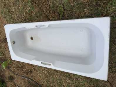 White BATH good condition