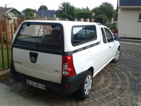 White canopy to fir a Nissan Np 200