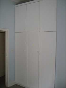 White Duco BIC with Builtin Chestdrawers and Hanging space in Very Good Condition.