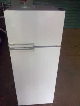 White Indesit 220 liter double door fridge freezer combination (fridge bottom and freezer top)