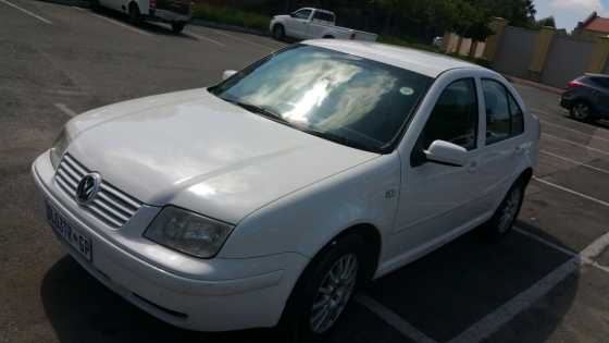 White Jetta 4 model 2002 for sale.