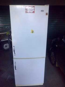 White KIC  441 liter fridge freezer combination (fridge top and freezer bottom) in good condition