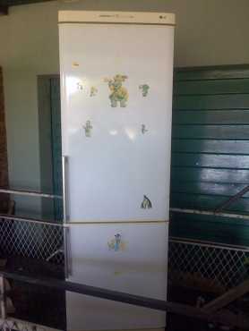 White LG double door 330 liter fridge freezer (fridge top and freezer bottom) in excellent condition