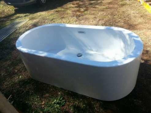 white loeus free fibreglass standing bath