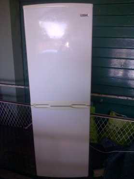 White Logic 245 liter double door fridge freezer in excellent condition - I CAN DELIVER.