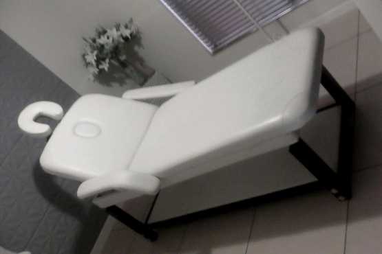 White massage bed with adjustable wooden legs face hole and under rack