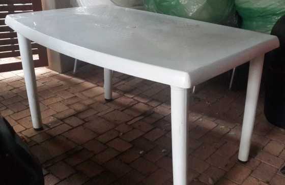 White Plastic table for 6 chairs in perfect condition for sale