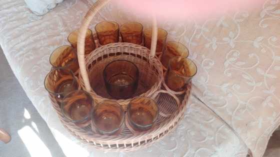 Wicker basket with pockets for wine glasses