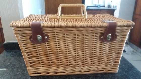 Wicker picnic basket for 4