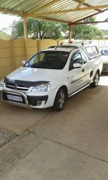 Wit Opel Corsa utility bakkie