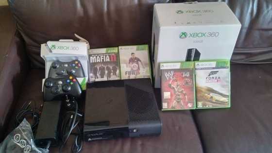 XBOX 360, 500GB met 2 remotes, 4 games en online headset