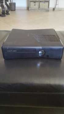 Xbox 360 Elite, 320GB, 15 Games, 3 controllers and kinect.