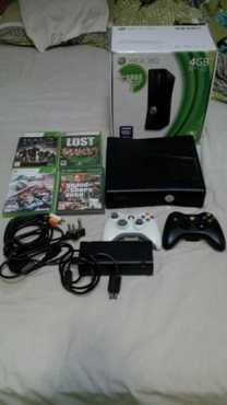 Xbox 360 met 2 remotes en games