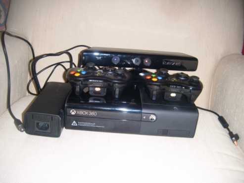 XBOX 360E KINECT EDITION  2 Controllers