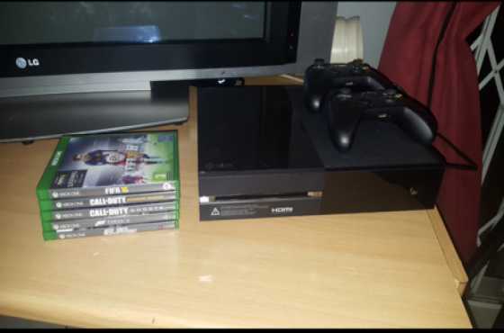 Xbox One 500GB  2 Controllers  3 Games - Immaculate Condition