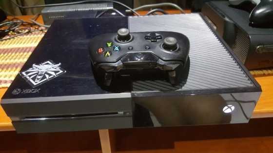 XBOX ONE met een controller plus Destiny game