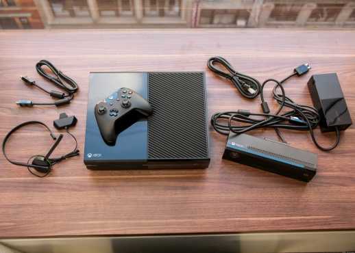 XBOX ONE With 500GB Harddrive, 2 wireless controllers, Kinect amp game for sale...