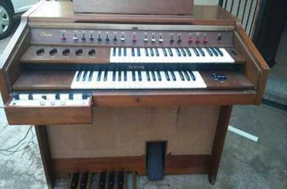 Yamaha electric organ with mini pops