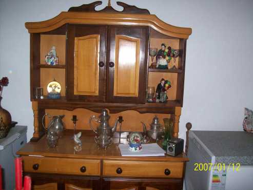 Yellow and brown solid wood dining room with 6 chairs with riempies. for sale