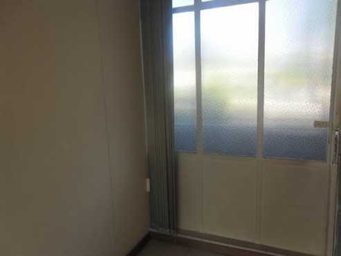 Yeoville Open plan bachelor flat with separate bathroom and kitchen Rental R2100 on Raleigh Street C