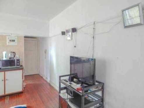 Yeoville Open plan bachelor flat with separate bathroom and kitchen Rental R2904