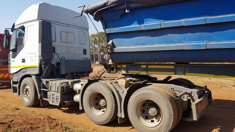 34 ton side tipper /tautliners/ flat deck trucks and trailers for hire. 0415160349/0783205321