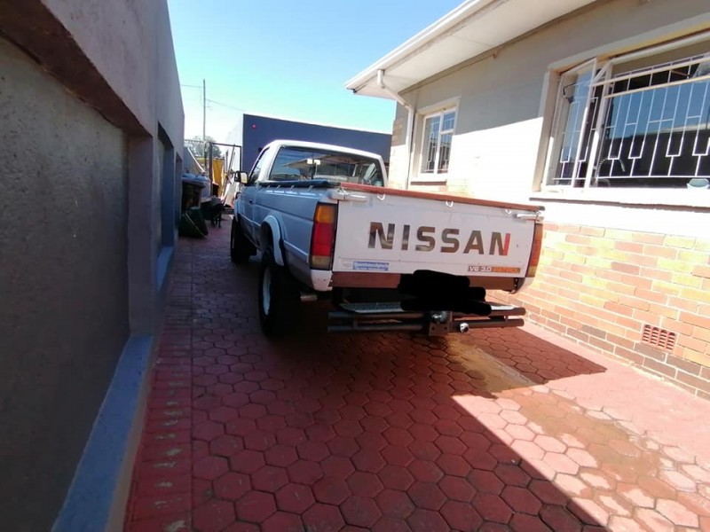 1998 Nissan 1 tonner 4x4 V6 0.3 long wheelbase single cab bakkie
